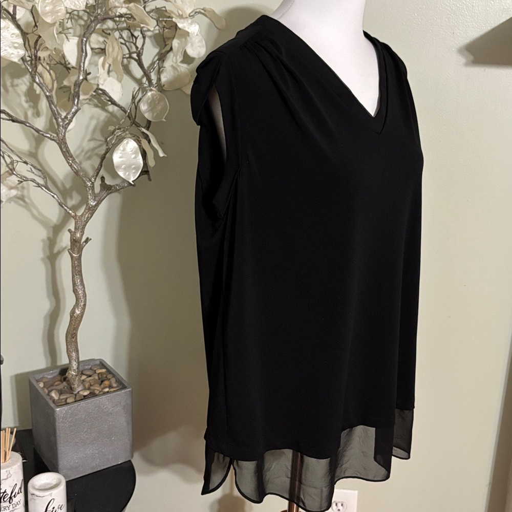Carmen Marc Valvo Black V Neck Blouse - Picture 2 of 3